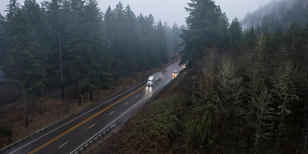 garmin-uvedl-dvojitou-kameru-dezl-dualview-sleduje-mrtvy-uhel-a-pomuze-s-couvanim (01)